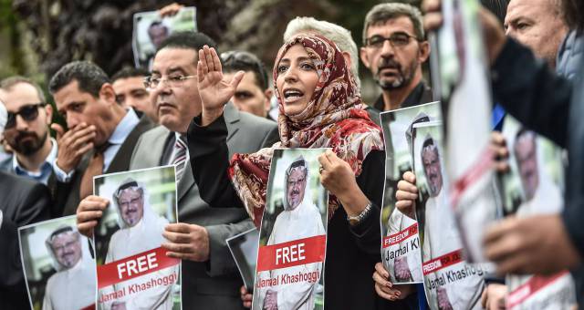 La premio Nobel de la Paz yemení Tawakkol Karman (centro) en una protesta por la muerte de Khashoggi, el pasado día 8 en Estambul.