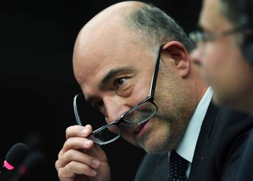 Los zapatazos de un eurodiputado de la Liga a unos papeles del comisario Moscovici