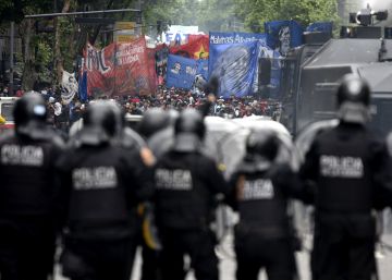El Congreso argentino debate, en medio de disturbios, unos Presupuestos marcados por los ajustes