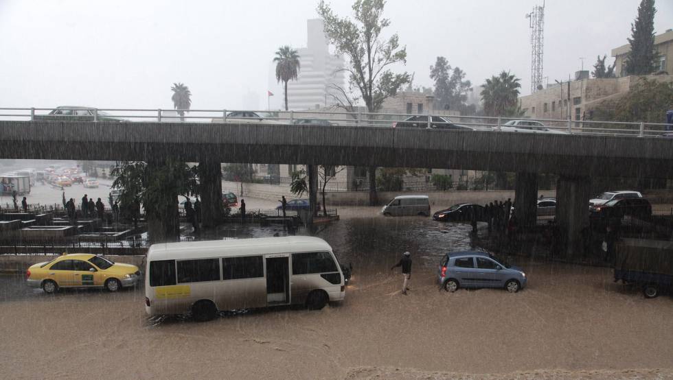 Al menos 18 muertos y 35 heridos por inundaciones en Jordania Al menos 18 muertos y 35 heridos por inundaciones en Jordania