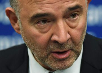 Moscovici llama “fascista” al eurodiputado italiano que pisoteó sus notas