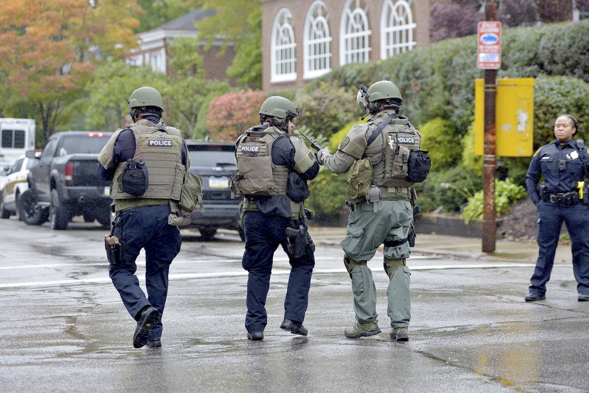 La policía rodea la sinagoga El árbol de la vida, en Pittsburgh.