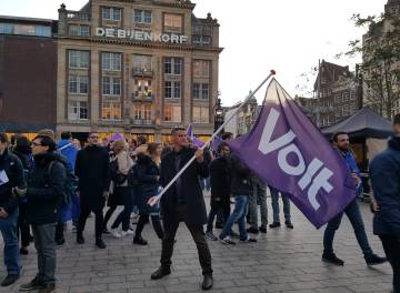 Un militante de Volt en Ámsterdam.