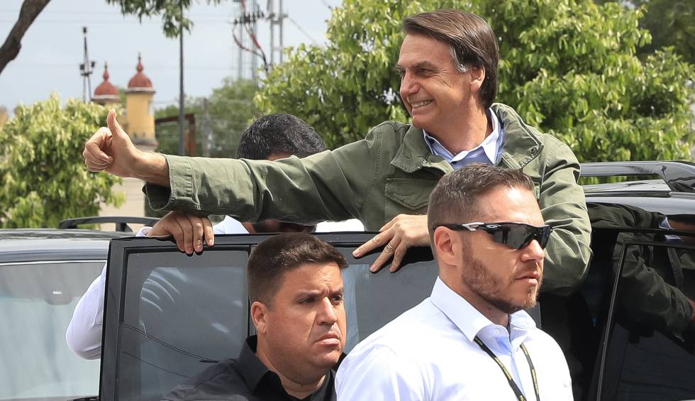 Bolsonaro, tras votar fuertemente protegido en un distrito militar de Rio.