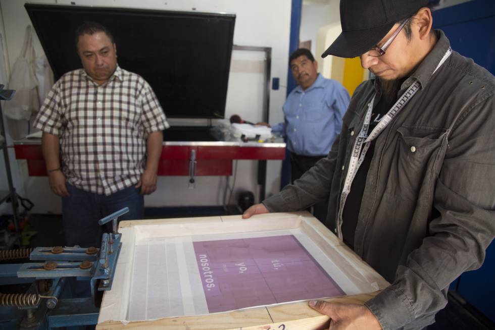Diego Miguel María en el taller de serigrafía de deportados F*ck la Migra.