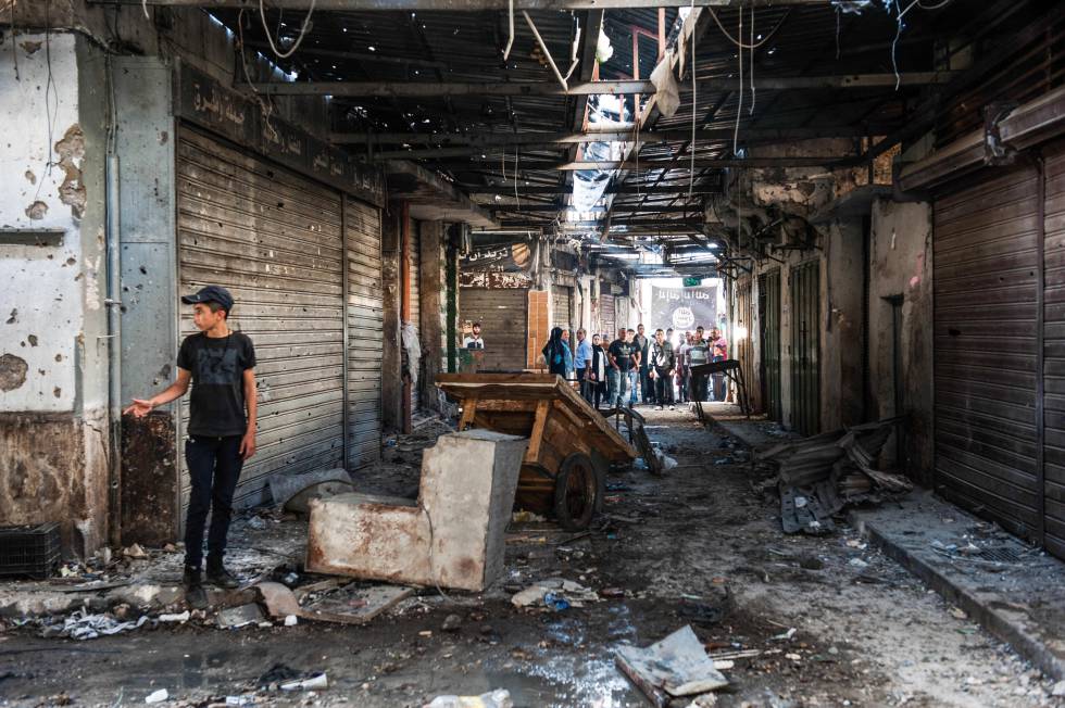 Un joven observa el despliegue del Ejército libanés en la calle Siria durante los combates de 2014.