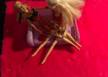 Barbies golpeadas para denunciar las canciones machistas