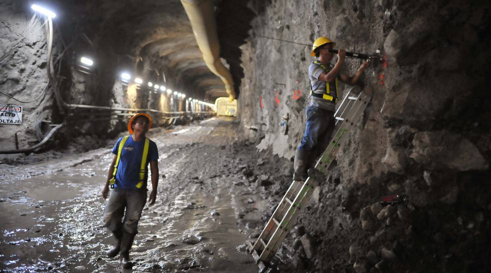 Dos operarios, en uno de los túneles ya construidos para el proyecto.