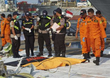 Muere uno de los buzos que buscaba los restos del avión siniestrado en Indonesia