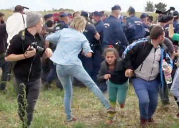 Absuelta la periodista húngara que pateó y puso la zancadilla a refugiados