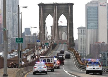 La comitiva policial traslada al preso mexicano El Chapo Guzmán en Nueva York, el pasado 10 de octubre.
