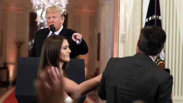 El presidente de EEUU, Donald Trump, se enfrenta a Jim Acosta, periodista de CNN, mientras una ayudante de la Casa Blanca trata de arrebatar el micrófono al reportero.