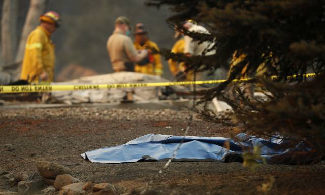 Una bolsa para cadáveres entre los restos del incendio en Paradise, California.