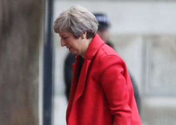 May afronta un fuego cruzado de leales y críticos contra su pacto del Brexit