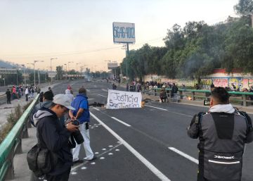 La Policía Federal mexicana choca con vecinos al desalojar una carretera bloqueada durante 19 horas La Policía Federal mexicana choca con vecinos al desalojar una carretera bloqueada durante 19 horas