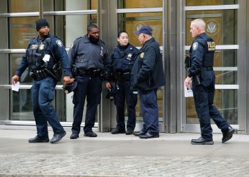 Agentes custodiando la entrada del tribunal federal en Brooklyn