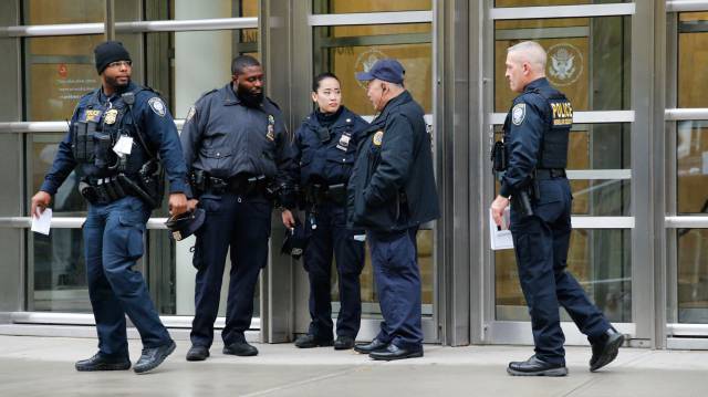 Agentes en el tribunal federal en Brooklyn.