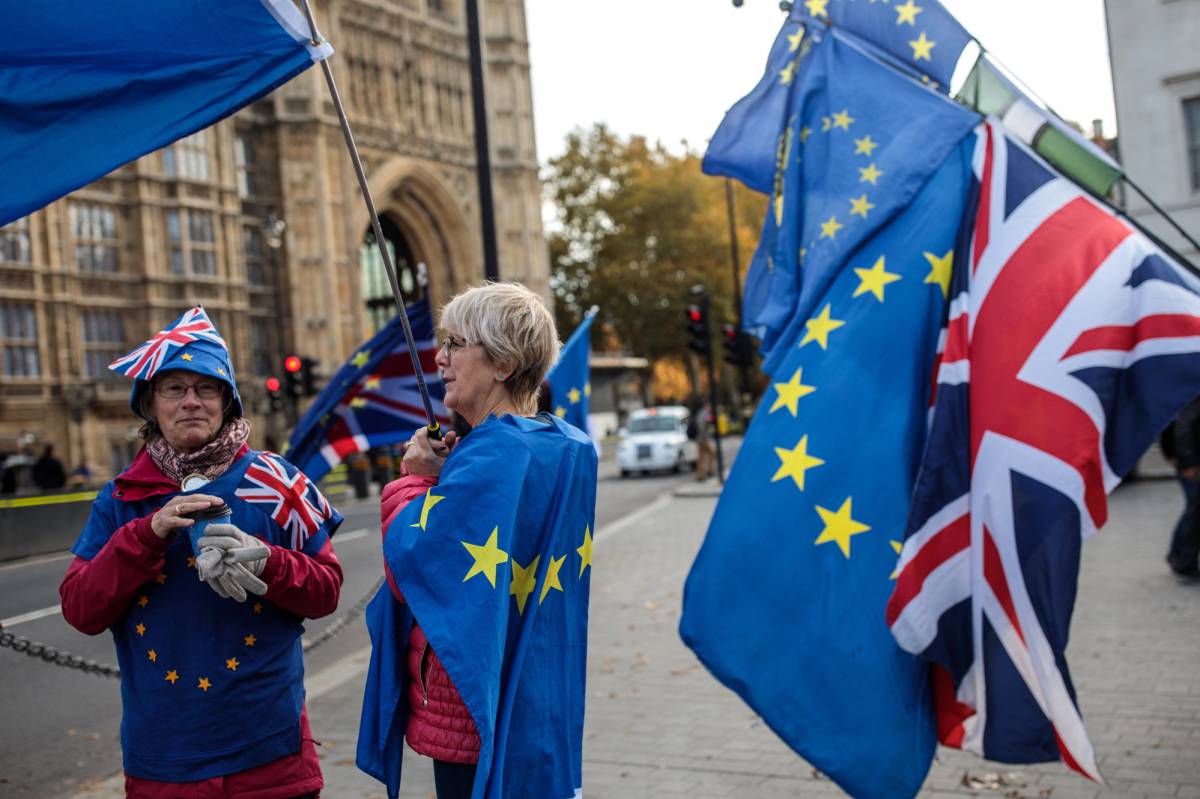 Manifestantes a favor de la permanencia de Reino Unido en la UE ante el Parlamento británico.
