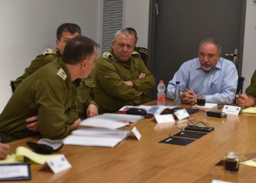 El ministro de Defensa de Israel dimite en protesta por la estrategia apaciguadora de Netanyahu en Gaza