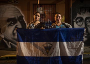 Xavi (i) y María huyeron a Costa Rica tras el ataque contra una barricada.