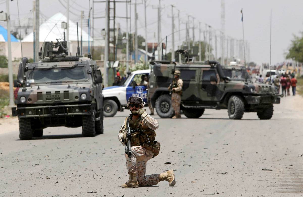 Un convoy europeo, tras sufrir un ataque terrorista, en octubre en Mogadiscio (Somalia).