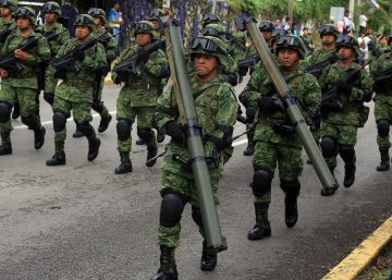 Los militares se quedan, los policías se van
