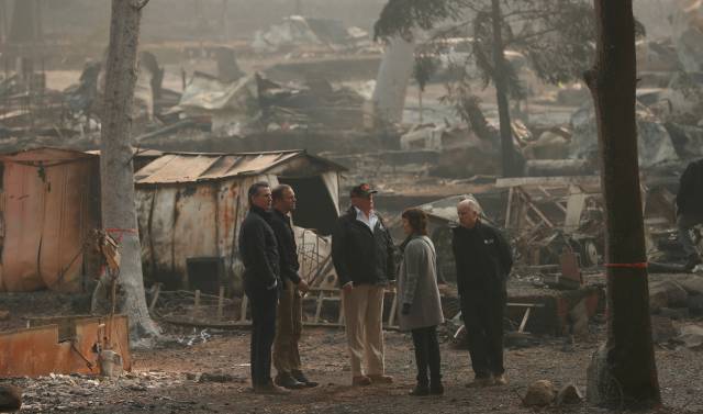 Trump, en los restos de Paradise, California.