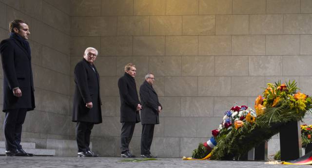Emmanuel Macron, primero por la izquierda, este domingo en la ceremonia de recuerdo de las víctimas de la guerra en Berlín.