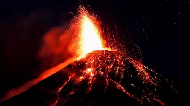 Erupción del volcán de Fuego, en Guatemala, este domingo.