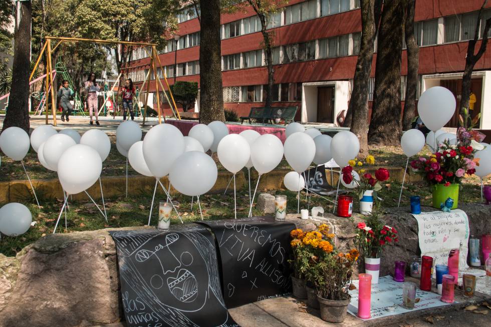 Ofrenda en el parque infatil donde se realizó del hallazgo.