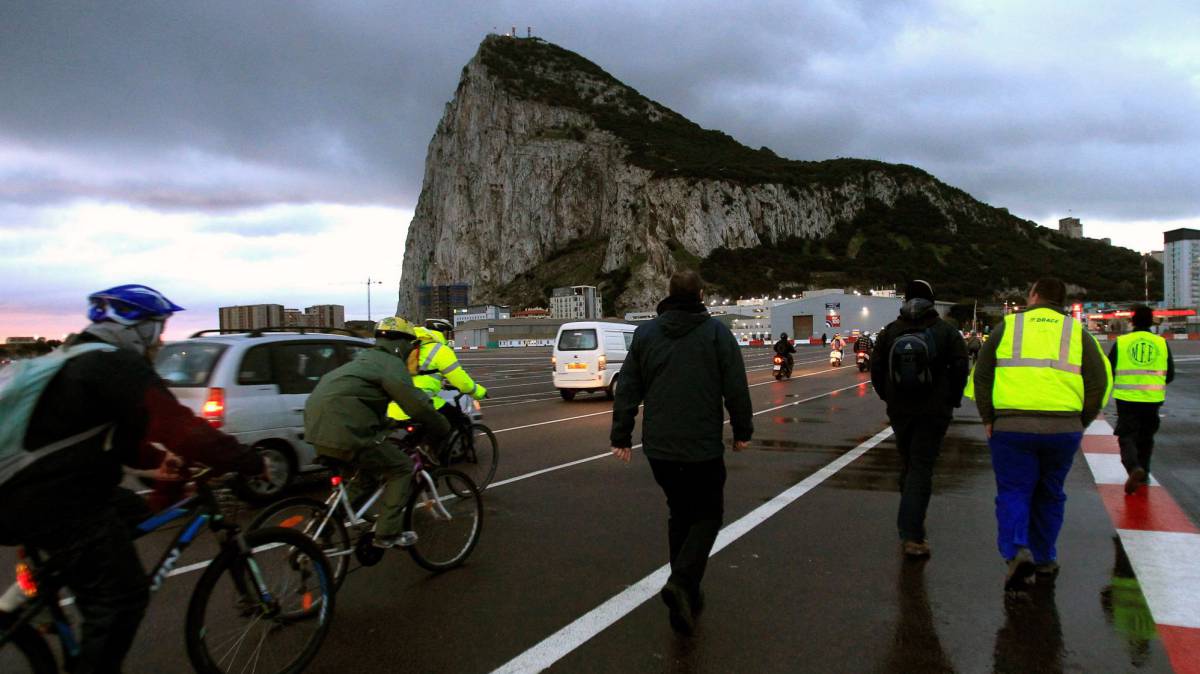 Varias personas cruzan este martes la frontera con Gibraltar desde La Línea de la Concepción (Cádiz).