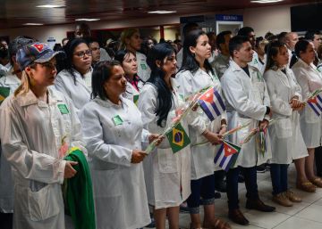 Los médicos cubanos empiezan a regresar de Brasil tras las críticas de Bolsonaro