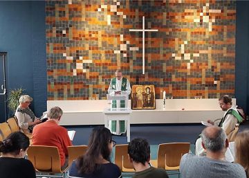 800 horas rezando sem parar na igreja para evitar uma deportação