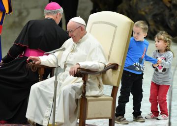 Un niño autista argentino se salta el protocolo y accede a la audiencia general del Papa en el Vaticano