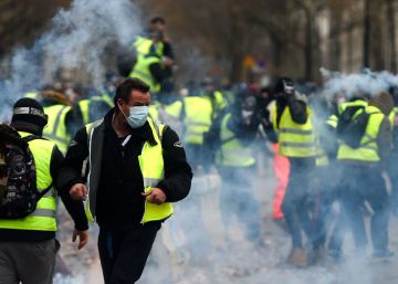 Paris é tomada por protestos dos ‘coletes amarelos’, sob os gritos “Macron, demissão”
