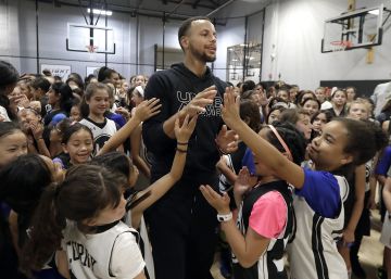 “A las niñas también nos gusta el baloncesto”, el reproche que movilizó al jugador de la NBA Stephen Curry