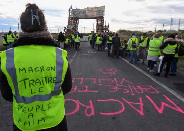França suspende aumento dos impostos aos combustíveis para acalmar os ‘coletes amarelos’