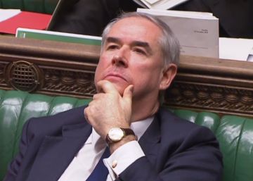 El fiscal general de Reino Unido, Geoffrey Cox, este martes, escucha resignado el voto a favor de que el Gobierno entregue el informe legal del Brexit.