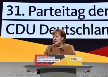Merkel se segura no cargo ao emplacar aliada no comando de seu partido