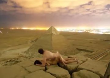 El vídeo de una pareja desnuda en lo alto de una de las tres pirámides de Giza desata el escándalo en Egipto