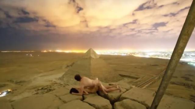Fotograma de la pareja desnuda.
