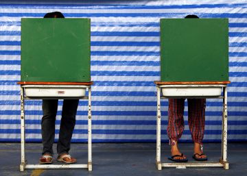 La junta militar de Tailandia retira la prohibición de actividades políticas y anuncia elecciones