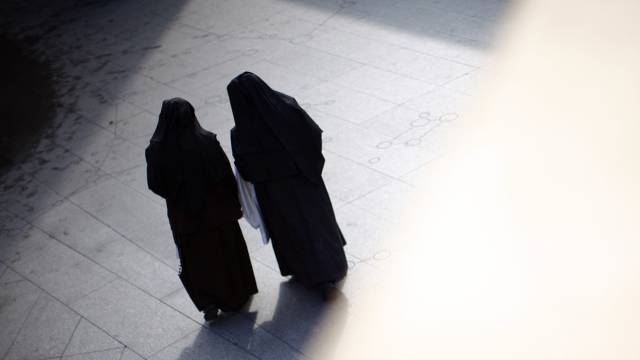 Dos monjas salen de la catedral de Los Ángeles.