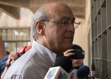 Carlos Fernando Chamorro, afuera de la redacción de 'Confidencial'.