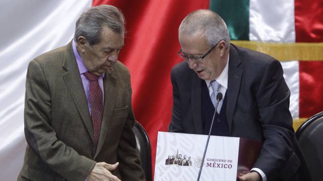 Muñoz Ledo recibe del Secretario de Hacienda, Carlos Urzúa, el paquete económico de 2019.