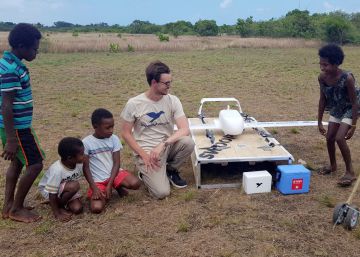 Un bebé de Vanuatu recibe la primera vacuna distribuida por un dron