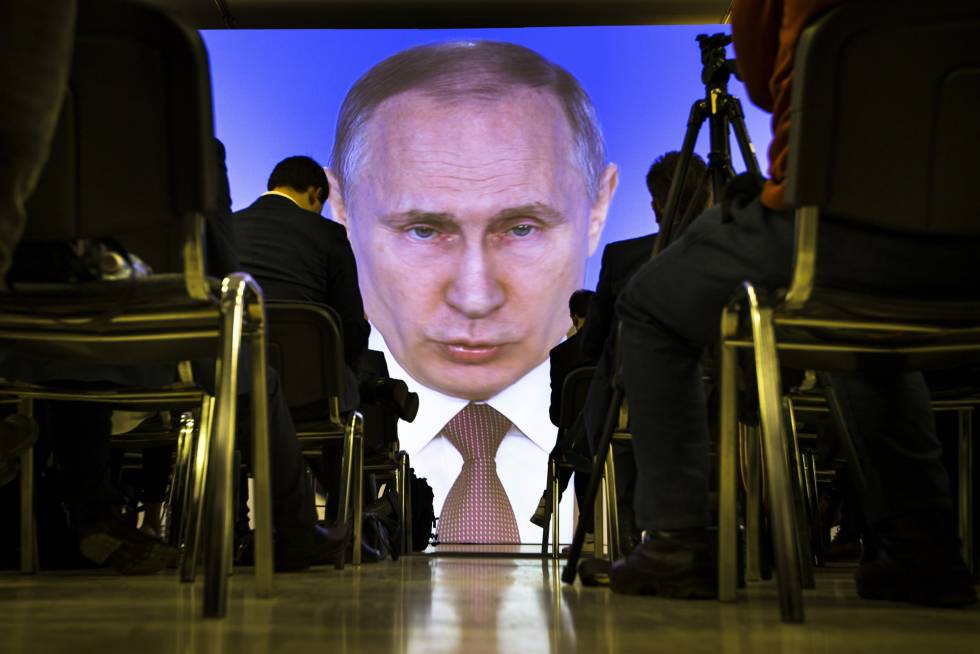 Periodistas observan la rueda de prensa de Putin, este jueves en Moscú.
