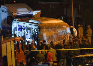 Cuatro muertos por la explosión de una bomba al paso de un autobús turístico cerca de las pirámides de Guiza