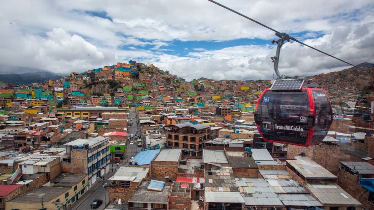 La barriada de Bogotá que toma vuelo (colgada de un cable)