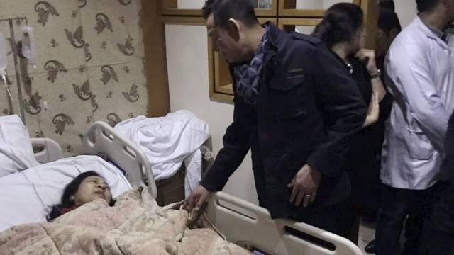 El embajador de Vietman visita a una de las turistas heridas en el atentado, ingresada en un hospital de El Cairo.